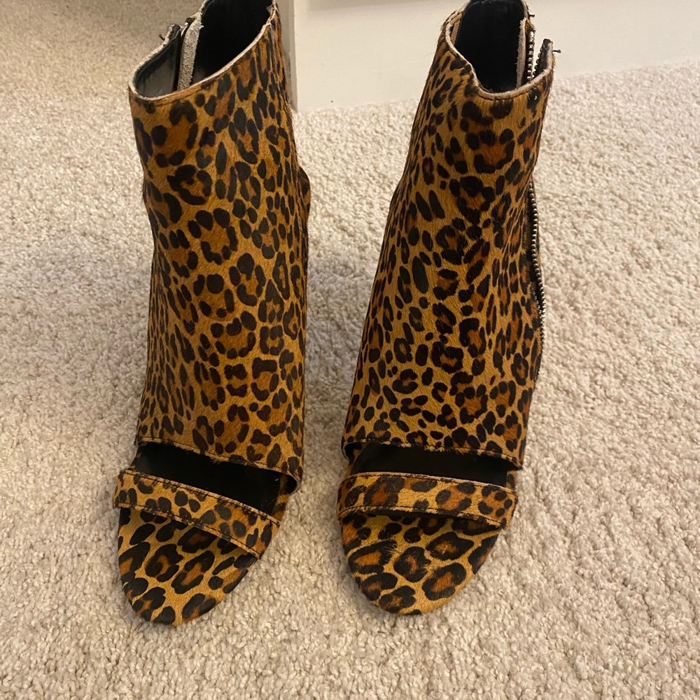 Charles David size 9 Leopard heel